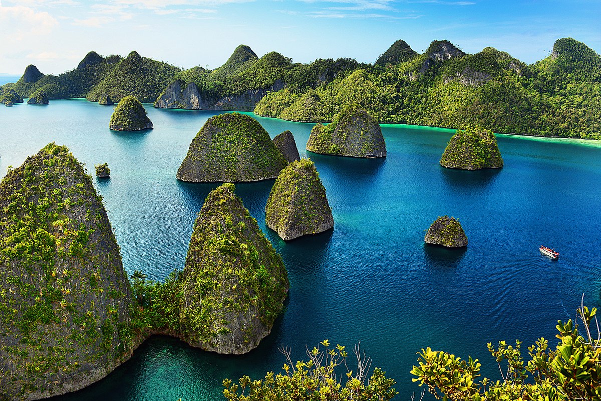 1200px-Raja_Ampat,_Mutiara_Indah_di_Timur_Indonesia