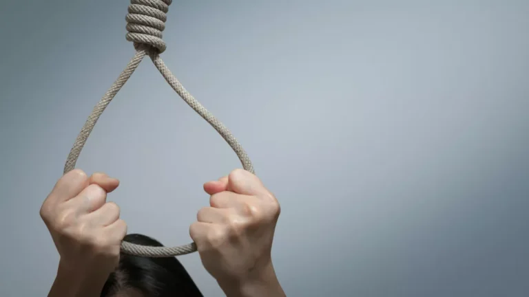 098754900_1599634946-Faktor-Risiko-Bunuh-Diri-pada-Pengidap-Bipolar-shutterstock_1150760585